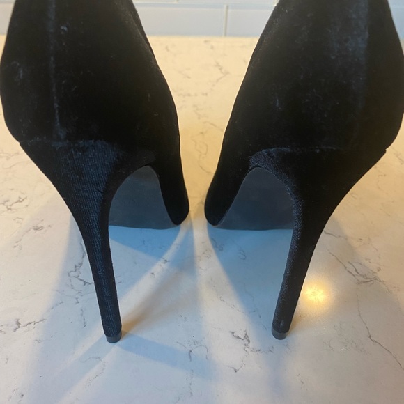 Liliana high heel  size 7.5 black velvet only worn once - Picture 5 of 6